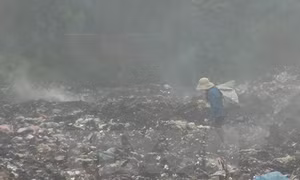 Quảng Trị: Bãi rác âm ỉ cháy, mùi hôi thối bay khắp vùng