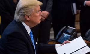 Bác sĩ tiết lộ ông Trump phải uống thuốc mọc tóc