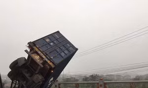 Tai nạn liên hoàn, xe container 18 bánh treo lơ lửng trên cầu Thanh Trì