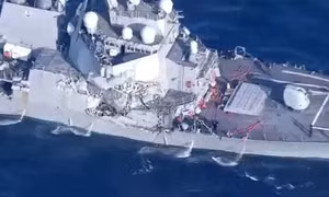 Chuyên gia: Tàu khu trục Mỹ USS Fritzgeral 'tàn phế' sau khi bị tàu hàng Philippines đâm móp