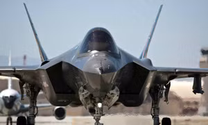 Mũ sắt của F-35 có thể làm gãy cổ phi công khi cất cánh