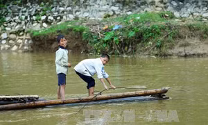 Dân bản Pom Sinh, Điện Biên 'đánh đu' tính mạng khi qua suối bằng bè mảng