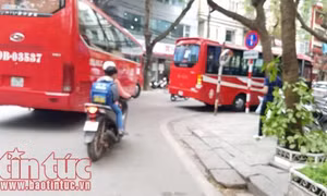 Cần xem xét lại việc cấp giấy phép vào phố cấm cho xe hợp đồng du lịch 