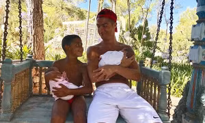 Bức ảnh đầu tiên của 4 bố con Ronaldo