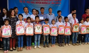Trao quà cho học sinh và đồng bào bị thiên tai xã Hua Trai