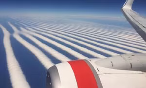 Lạ lùng, mây 'xếp hàng' thẳng tắp ở Australia