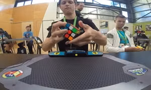 Phá kỷ lục thế giới, giải Rubik trong không đầy 5 giây!