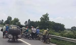 Đinh tặc lộng hành trên Quốc lộ 1A , cả trăm phương tiện giao thông bị thủng lốp giữa đường 