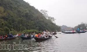 Hơn 400.000 lượt khách trẩy hội chùa Hương