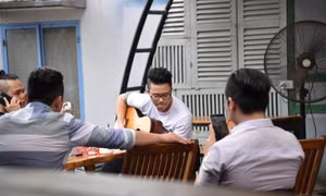 Ca sĩ Hoàng Bách trào nước mắt khi nghe "Ông bà anh"