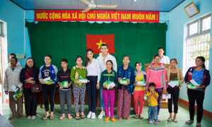 Tân hoa hậu Khánh Ngân trích 150 triệu tiền thưởng chia sẻ nỗi đau với bà con vùng lũ Phú Yên