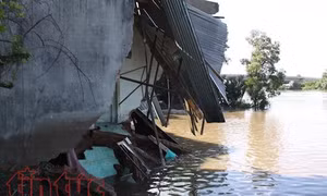 Clip cận cảnh 5 ngôi nhà bị ‘hà bá’ nuốt chửng giữa đêm khuya
