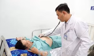 Can thiệp nội mạch cứu bệnh nhân bị nhồi máu thận hiếm gặp