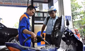 Giá xăng giảm nhẹ 178 đồng/lít