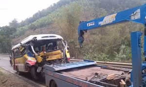 Xe buýt đấu đầu xe tải tại Thái Nguyên: 1 người chết, 6 người bị thương