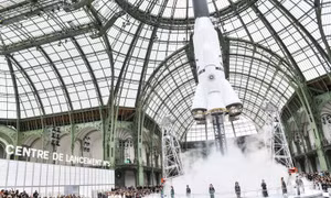 Choáng váng: Chanel phóng tàu vũ trụ trên sàn diễn Paris Fashion Week