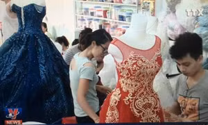 Người dân vùng ven biển Nam Định làm giàu từ nghề may áo cưới 