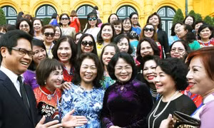Phó Chủ tịch nước gặp mặt Đoàn nữ doanh nhân tiêu biểu được tặng Cúp Bông hồng vàng 