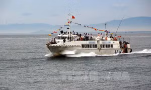 Va chạm giữa tàu cao tốc và xà lan, một người bị thương