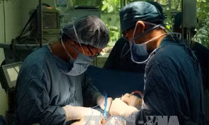 Phẫu thuật cắt bỏ thành công khối bướu hiếm ở trẻ sơ sinh 