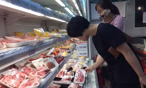 Giá lợn hơi vượt 45.000 đồng/kg, giá thịt tại chợ tăng đột biến