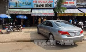 Ô tô mất lái lao vào quán cà phê, 3 người bị thương