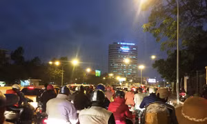 Gần Tết, nhiều ngả đường Hà Nội ùn tắc nặng