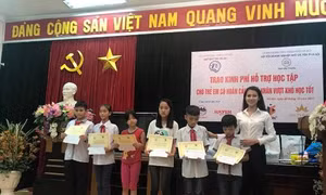 Trao kinh phí hỗ trợ học tập cho trẻ em có hoàn cảnh khó khăn