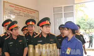 Bộ trưởng Ngô Xuân Lịch kiểm tra tại Cục Quân khí, Tổng cục Kỹ thuật