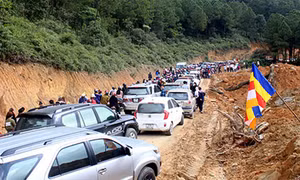Hàng chục nghìn người đổ về chùa Đại Tuệ, tắc đường kéo dài 5km