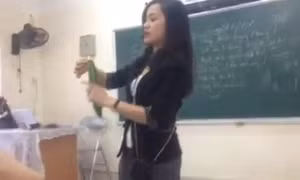 Cư dân mạng tiếp tục xôn xao về cô giáo dạy giới tính bằng... bao cao su