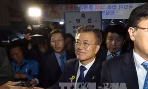 Ông Moon Jae-in chính thức tiếp quản quyền chỉ huy lực lượng vũ trang Hàn Quốc