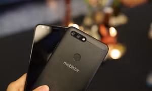 Lần đầu tiên smartphone trang bị 4 camera chuyên selfie có giá dưới 7 triệu đồng