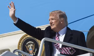Tổng thống Donald Trump bắt đầu chuyến công du đầu tiên giữa 'nước sôi lửa bỏng'