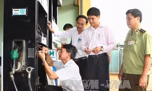 Dán tem các cây xăng, thu thuế xăng dầu tăng trên 10%