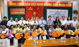 Phó Thủ tướng Vương Đình Huệ dâng hương tại Khu di tích lịch sử Ngã Ba Đồng Lộc