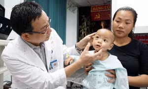 Bé trai viêm xoang gây biến chứng áp xe mắt khổng lồ 