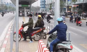 Xử lý nghiêm phương tiện đi ngược chiều trước nhà chờ buýt nhanh