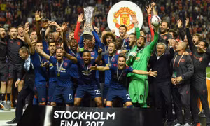 Đánh bại Ajax 2-0, MU lần đầu đăng quang Europa League