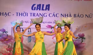 Khi các nữ nhà báo 'vào vai' nghệ sĩ