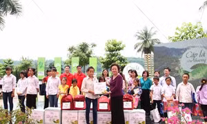 Chia sẻ nụ cười và ước mơ với trẻ em nghèo
