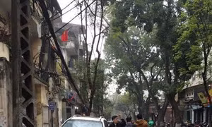 Vỉa hè chật hẹp, người dân thong thả đi... dưới lòng đường