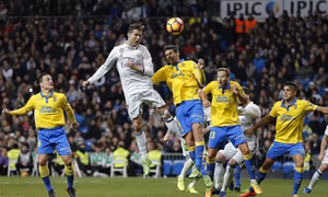 Cristiano Ronaldo cứu Real, Barcelona lên đỉnh La Liga