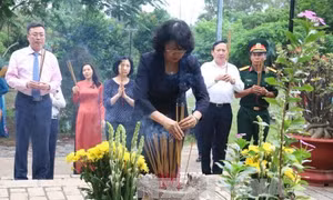 Phó Chủ tịch nước dâng hương tại Nghĩa trang Hàng Dương, Côn Đảo 