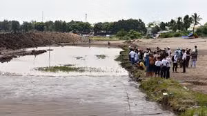 Hụt chân xuống hố công trình đang thi công, hai học sinh lớp 8 tử vong