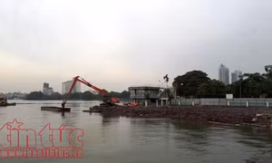 Video máy xúc nạo vét Hồ Tây