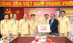 Phó Thủ tướng Trương Hòa Bình kiểm tra công tác ứng trực phục vụ Tết 