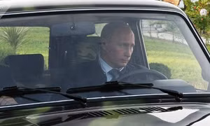 Ngắm dàn 'xế hộp' Tổng thống Nga Putin từng cầm lái qua năm tháng