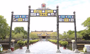 Bridgestone bàn giao 15 thùng rác thông minh cho Thành phố Huế
