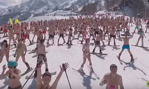 Hàng nghìn người mặc bikini trượt tuyết ở Sochi